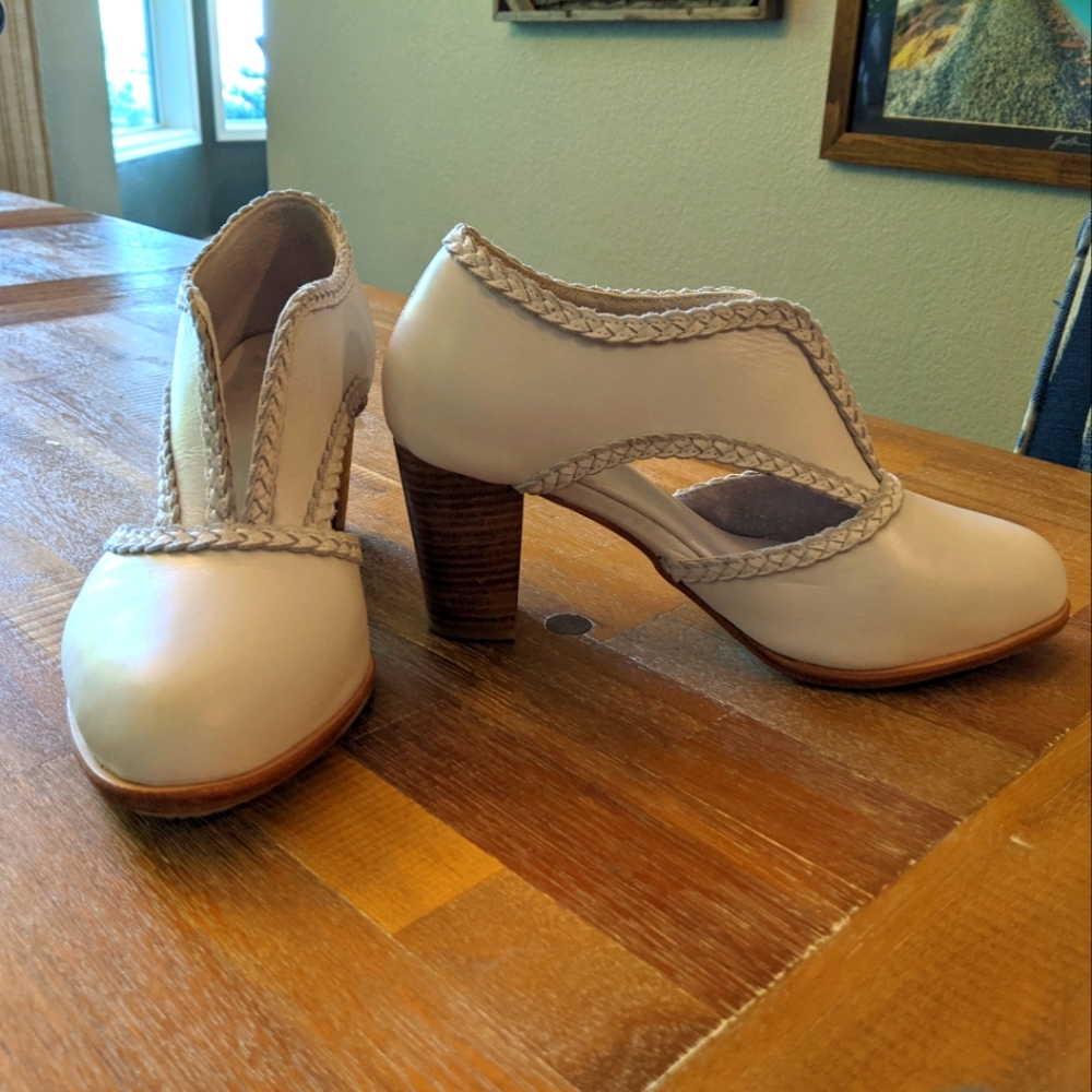 Gorgeous white heeled booties